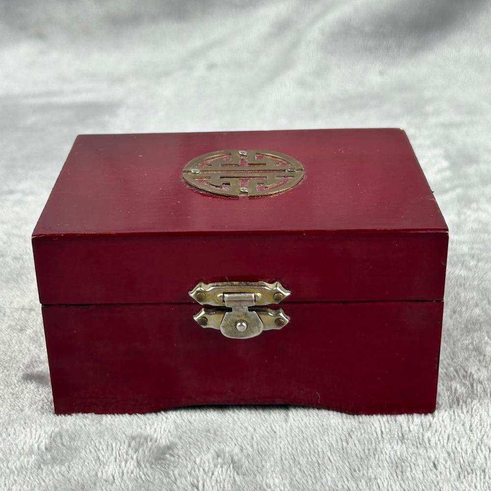 Vintage Chinese Red Lacquer Jewelry Box Brass Shou Symbol‎ Shanghai Art